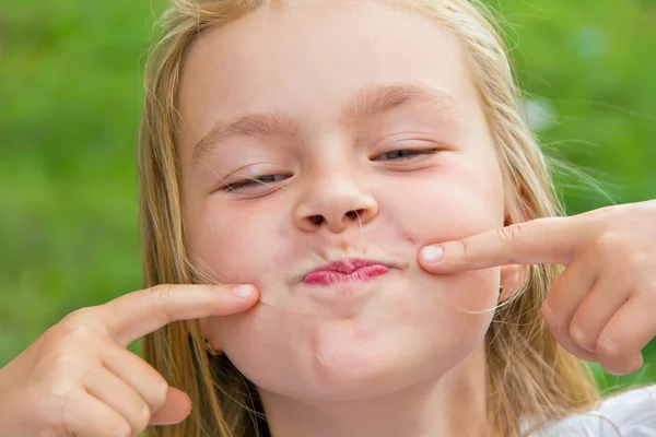 Menina sorrindo bonito — Fotografia de Stock