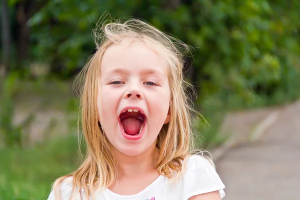 Menina com boca aberta — Fotografia de Stock