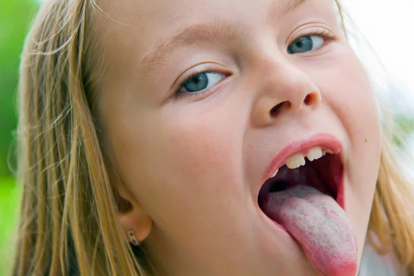 Linda chica con lengua apagada — Foto de Stock