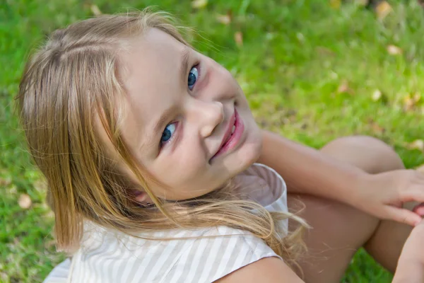 Leuk meisje met grote blauwe ogen — Stockfoto