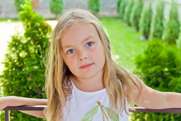 Niedliches Mädchen mit großen blauen Augen — Stockfoto