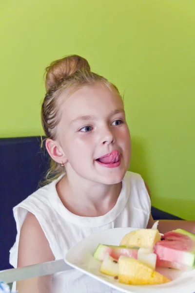 Comer menina com língua apagada — Fotografia de Stock