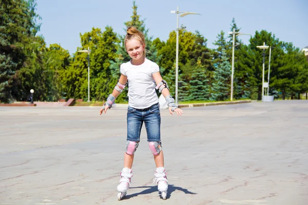 Leuk meisje op rolschaatsen in de zomer — Stockfoto