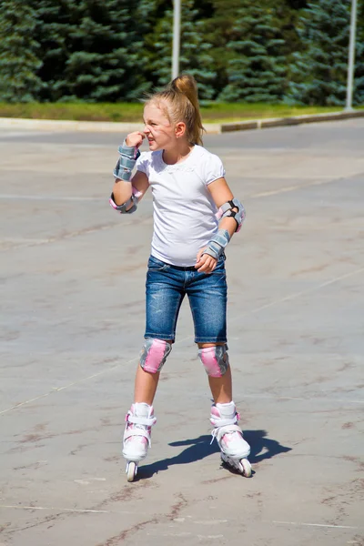 Söt flicka på rullskridskor sommartid — Stockfoto