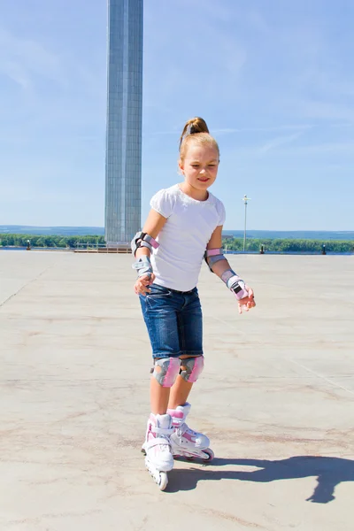 Leuk meisje op rolschaatsen in de zomer — Stockfoto
