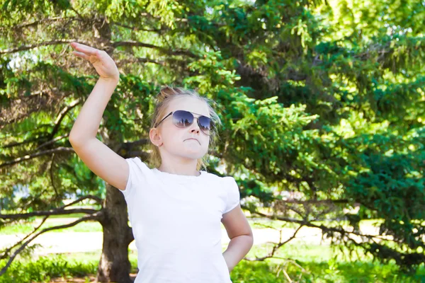 Nettes tanzendes Mädchen mit Sonnenbrille — Stockfoto