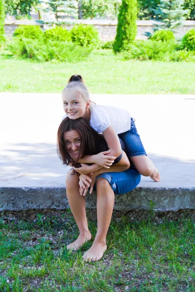 Madre e hija jugando en verano — Foto de Stock