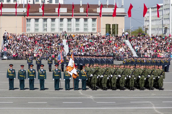 Russische Soldaten marschieren bei der Parade am jährlichen Siegestag, Mai, — Stockfoto