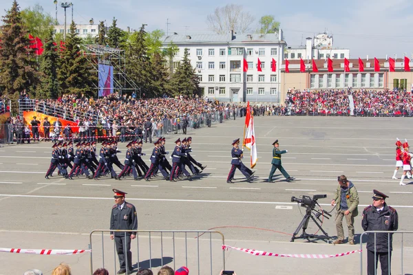 Orosz katonák menetelés a Parade éves győzelem napján, május, — Stock Fotó