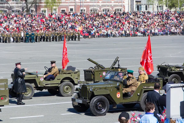Russische militaire vervoer aan de parade op jaarlijkse dag van de overwinning — Stockfoto