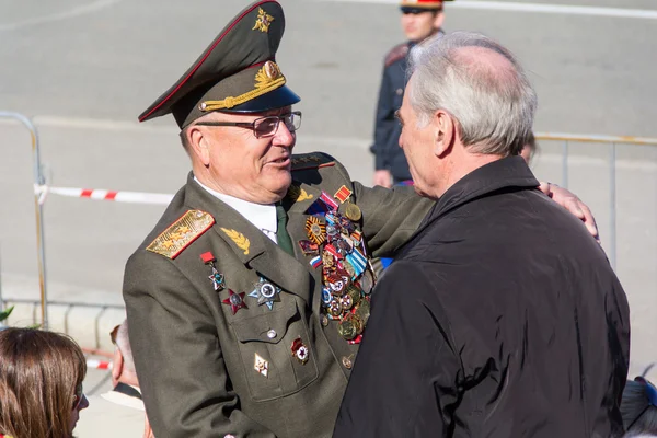 Ancien combattant russe au défilé le jour de la Victoire annuelle — Photo