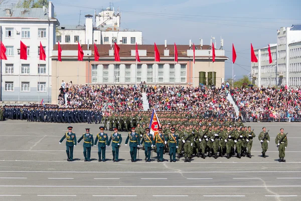 Orosz katonák menetelés a Parade a éves győzelem napja — Stock Fotó