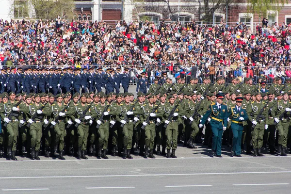 Orosz katonák menetelés a Parade a éves győzelem napja — Stock Fotó