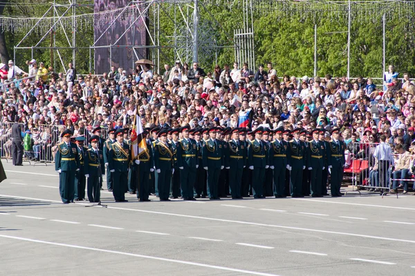 Russische Soldaten marschieren bei der Parade am jährlichen Siegestag — Stockfoto