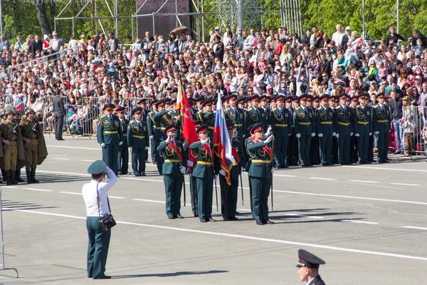 Orosz katonák menetelés a Parade a éves győzelem napja — Stock Fotó