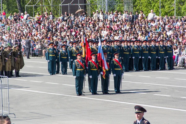 Russische Soldaten marschieren bei der Parade am jährlichen Siegestag — Stockfoto