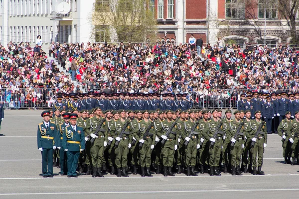 Soldados rusos marchan en el desfile el Día de la Victoria anual —  Fotos de Stock