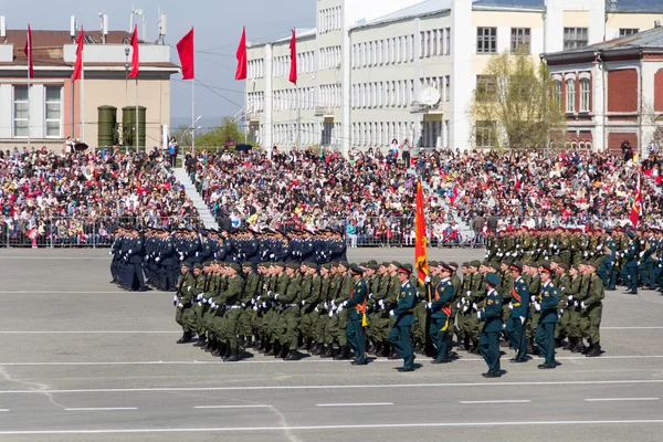 Russische Soldaten marschieren bei der Parade am jährlichen Siegestag — Stockfoto