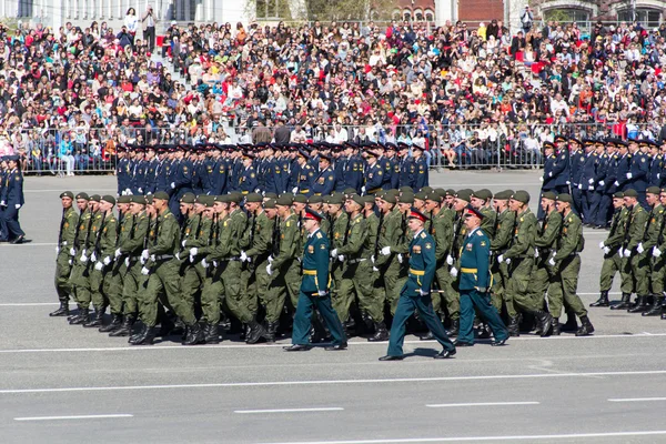 Русские солдаты маршируют на параде в День Победы — стоковое фото