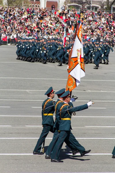 Російські солдати березня на парад щорічний День перемоги — стокове фото
