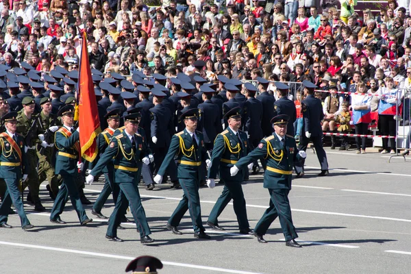 I soldati russi marciano alla parata il giorno della vittoria annuale — Foto Stock