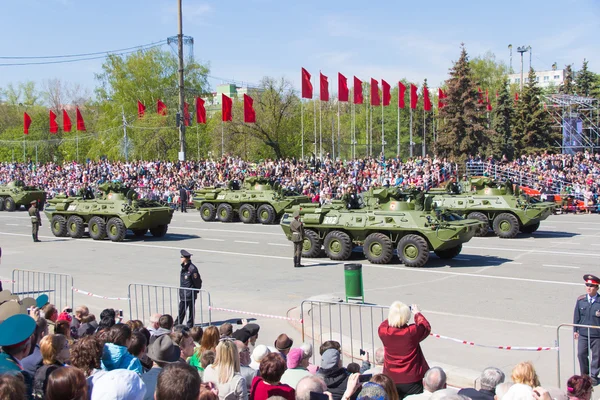 Russische militaire vervoer aan de parade op jaarlijkse dag van de overwinning — Stockfoto