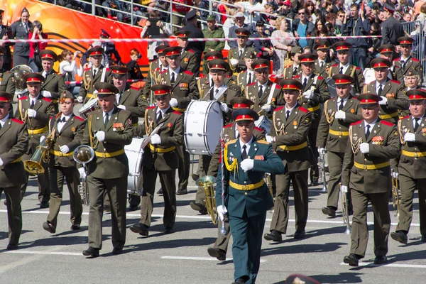 Orosz katonai zenekar március: a felvonulás éves győzelem — Stock Fotó