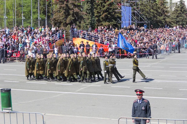 Русские солдаты маршируют на параде в День Победы — стоковое фото