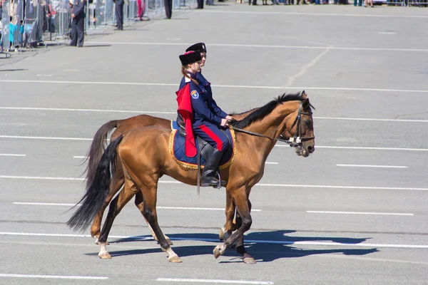 Russische Kozakken op de parade op jaarlijkse dag van de overwinning — Stockfoto