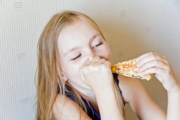 Aranyos lány eszik — Stock Fotó