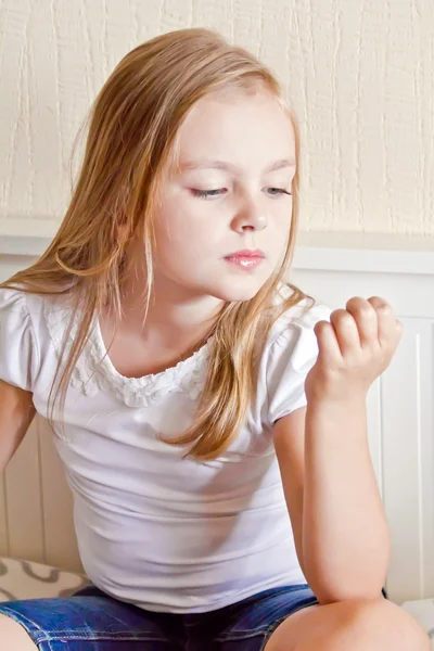 Nettes Mädchen, das auf die Hand schaut — Stockfoto