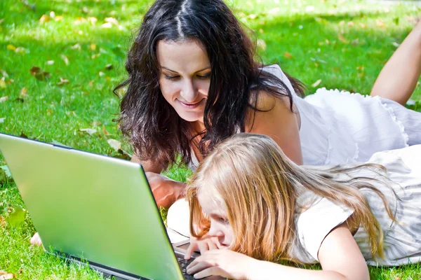 Learning mother and daughter — Stock Photo, Image