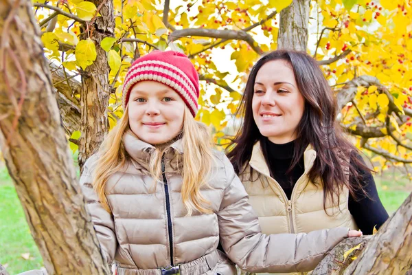 Mor och dotter i höst — Stockfoto