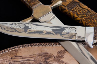 Siyah arka planda soğuk silah