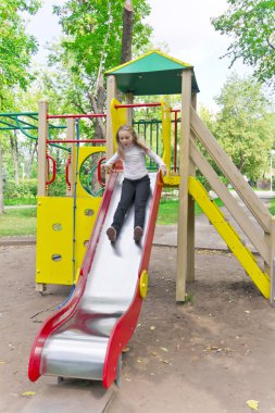 Yaz aylarında kreş platformda etkin kız