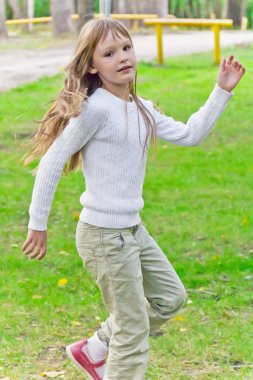 Sevimli oynayan kız