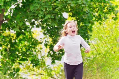 Sevimli çalışan kız