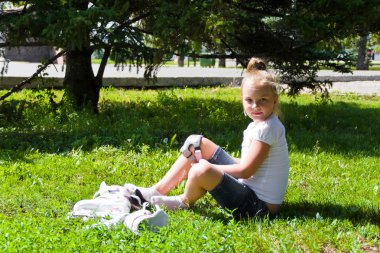 sevimli kız paten üzerinde koymak