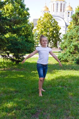 Boğaz diz ile dans eden kız