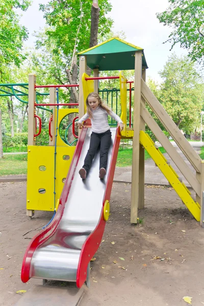 Aktywna dziewczyna na platformie przedszkola w lecie — Zdjęcie stockowe