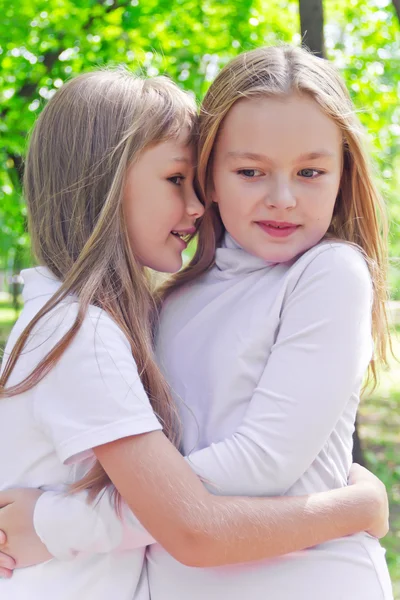 Souriant chuchotant filles en été — Photo