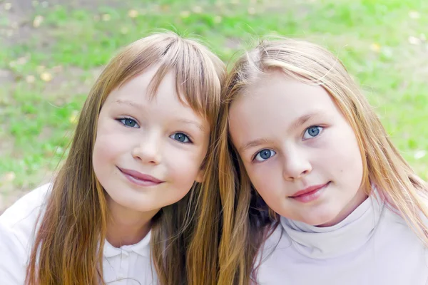Söta två flickor — Stockfoto