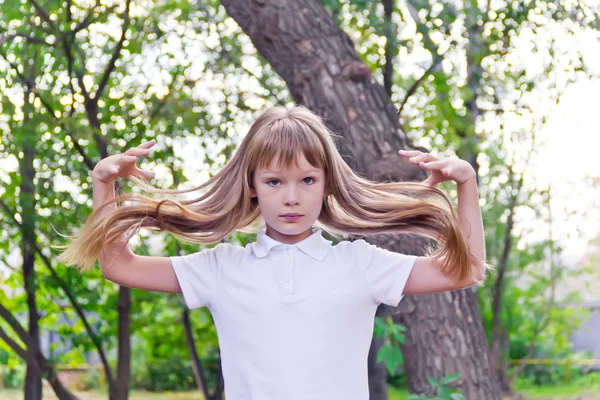 可爱的小女孩玩长长的头发 — 图库照片