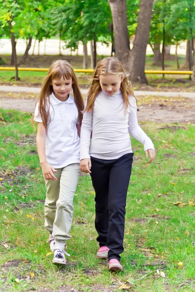 可爱的两个步行女孩 — 图库照片