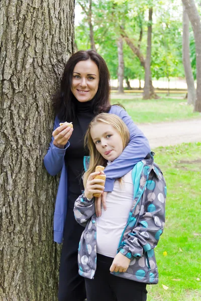 Mor och dotter äter — Stockfoto