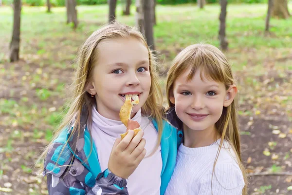 Niedlich zwei essen Mädchen — Stockfoto
