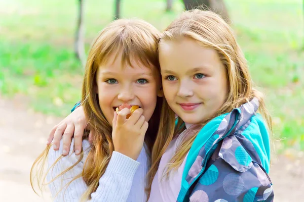 Cute twee eten meisjes — Stockfoto
