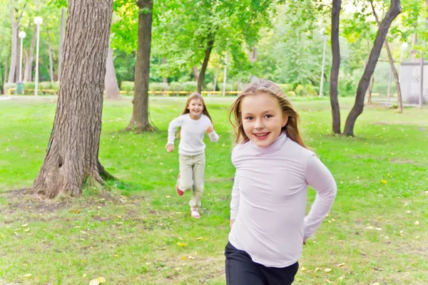 Söta två löpande flickor — Stockfoto