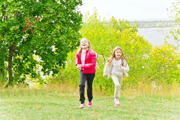 Lindas dos chicas corriendo —  Fotos de Stock