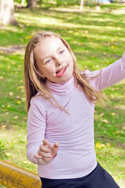 Söt tjej med lägga ut tungan — Stockfoto